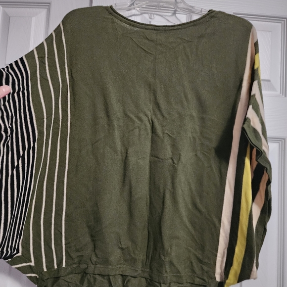 Beautiful Bat Wing Top - Picture 3 of 3